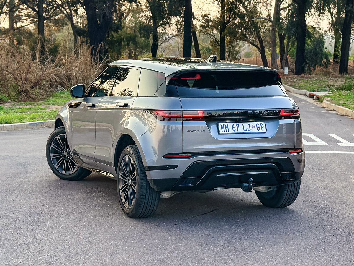 khuleonwheels's tweet image. When the 2.0-litre D200 Range Rover Evoque, offering 147 kW and 430 Nm, led an impressive matric dance convoy, it didn’t just arrive, it commanded attention. Parents and varsity-ready teens raved about its floating roof, flush…
#RangeRover #RangeRoverEvoque #EvoqueD200