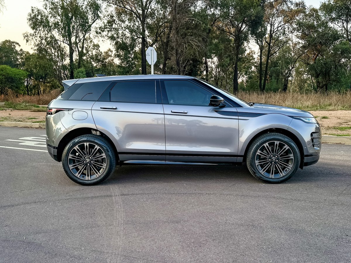khuleonwheels's tweet image. When the 2.0-litre D200 Range Rover Evoque, offering 147 kW and 430 Nm, led an impressive matric dance convoy, it didn’t just arrive, it commanded attention. Parents and varsity-ready teens raved about its floating roof, flush…
#RangeRover #RangeRoverEvoque #EvoqueD200