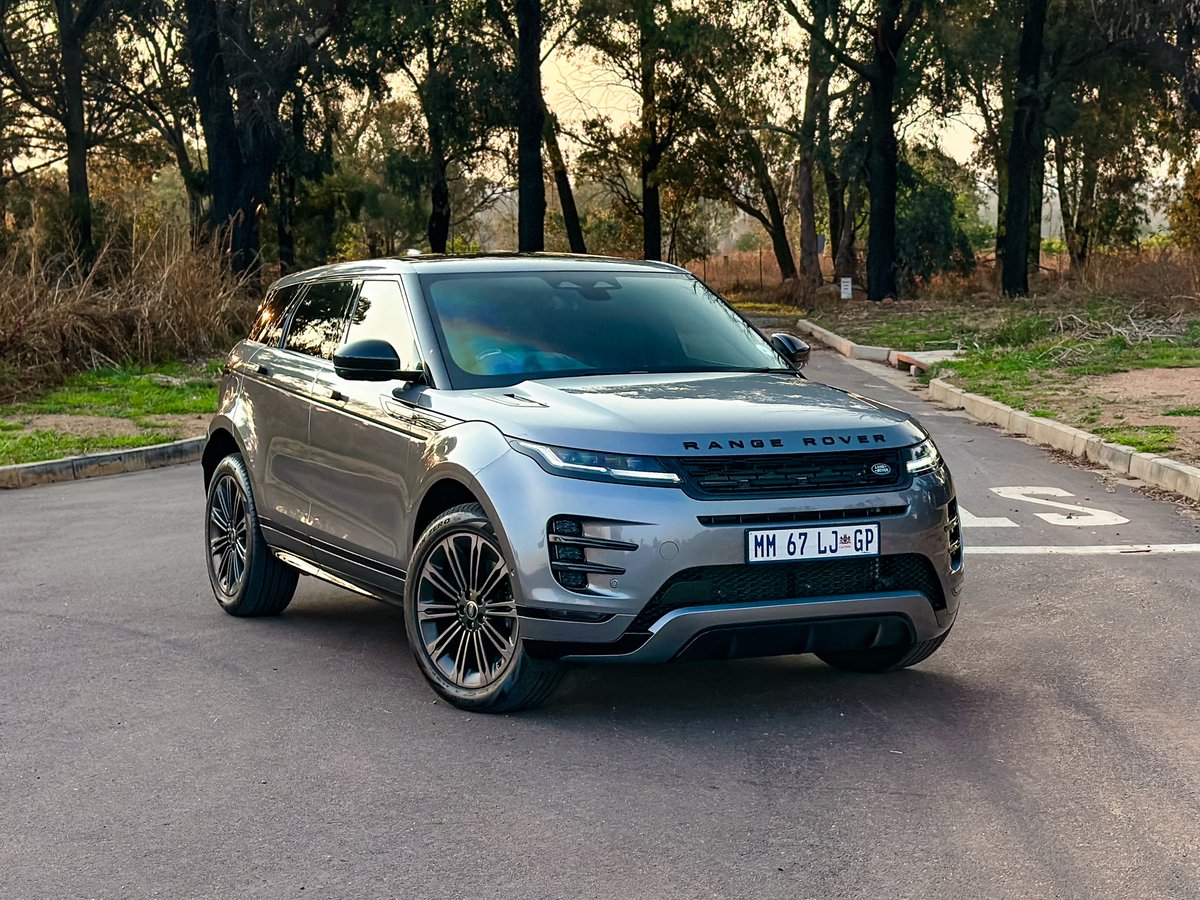 khuleonwheels's tweet image. When the 2.0-litre D200 Range Rover Evoque, offering 147 kW and 430 Nm, led an impressive matric dance convoy, it didn’t just arrive, it commanded attention. Parents and varsity-ready teens raved about its floating roof, flush…
#RangeRover #RangeRoverEvoque #EvoqueD200