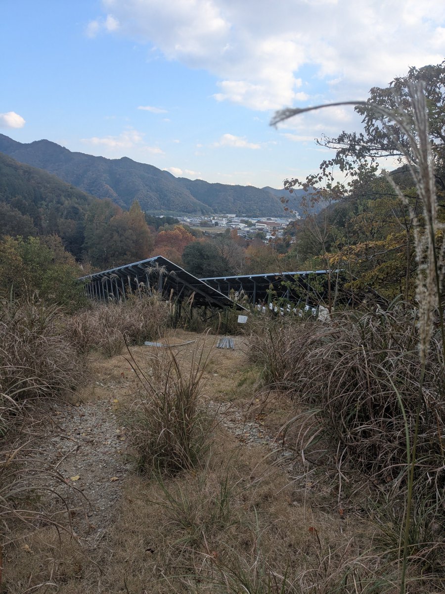 h_secondlife's tweet image. 小高い山を散歩
頂上付近に何かあると思って近づくとソーラー
要らんって!!

 #散歩 #田舎暮らし #移住