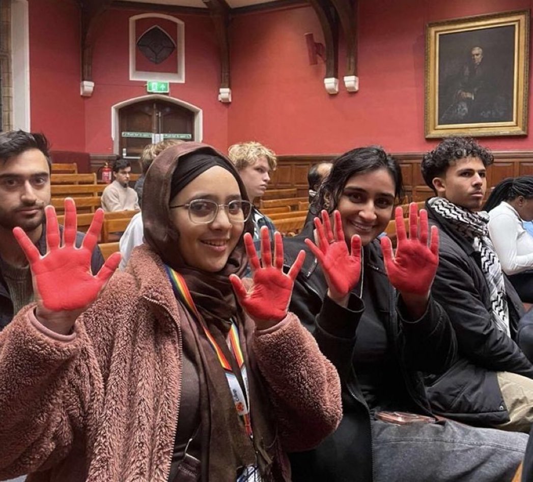 RachelMoiselle's tweet image. This post is probably going to anger almost everyone, but I always thought it unreasonable to conclude that the ceasefire pin that celebrities wore (which portrays a red hand) was a reference to the Ramallah lynching. Even if the creators of the image did have this in mind, it is…