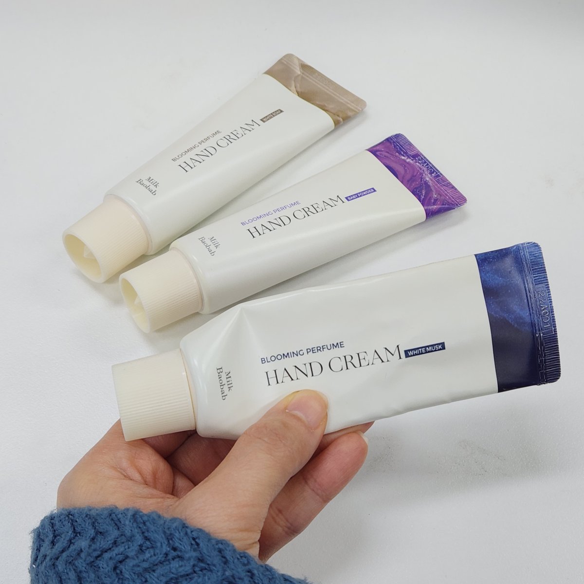 요즘 밀크바오밥지기는
핸드크림 없이는 진짜 못 살아… ✋💦
트친이들은 무슨 향이 제일 죠아?

향기 투표해서 가장 인기 많은 향으로
핸드크림 이벤트 낋여올까..??

#화이트머스크 #베이비파우더 #화이트솝