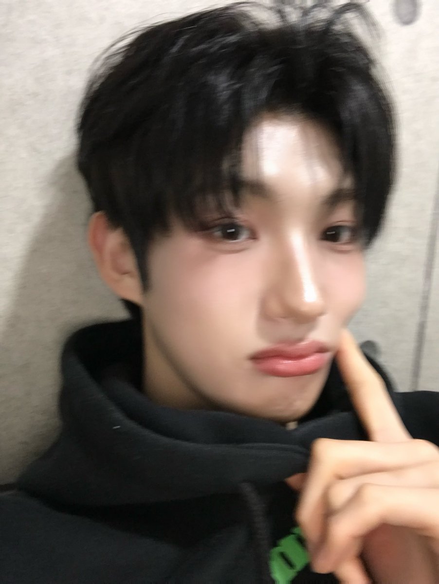 셀카숙제😉

#idntt #아이덴티티 #アイデンティティ
#unevermet #김희주 #kimheeju