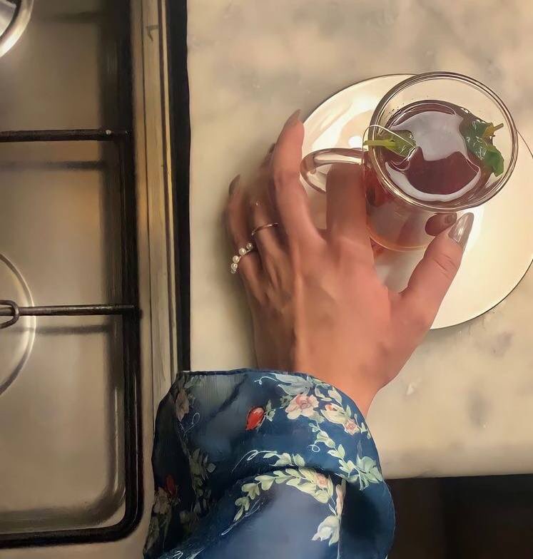 #صباح_الخير_والسعاده 

أنا دائماً بخير -ليس لأنّي خارق ولكن لأني أستوعب جيّداً أن كل شيء وارد والوارد هو الخير الذي اختاره الله لي. كل شيء قابل للتعويض وما لا يتم تعويضه يمكن إستبداله وما لا يمكن إستبداله يمكن الإستغناء عنه والتأقلم مع غيابه مهما بلغ حجم الخسارة تظل في عيني.خيرة