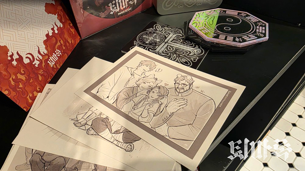 <퇴마록> 가족 여러분! 잘 지내고 계신가요?🤗
<퇴마록 체험전>을 마무리하고 다른 프로젝트들도 열심히 진행하고 있는 요즘입니다.  회사 카페 한 켠에 ✨퇴마록 굿즈공간✨도 알차게 꾸며봤어요. (운영자는 이 공간을 보며 힐링 중)🥰

현장 방문이 어려우셨던 가족 여러분을 위해 <퇴마록> 온라인