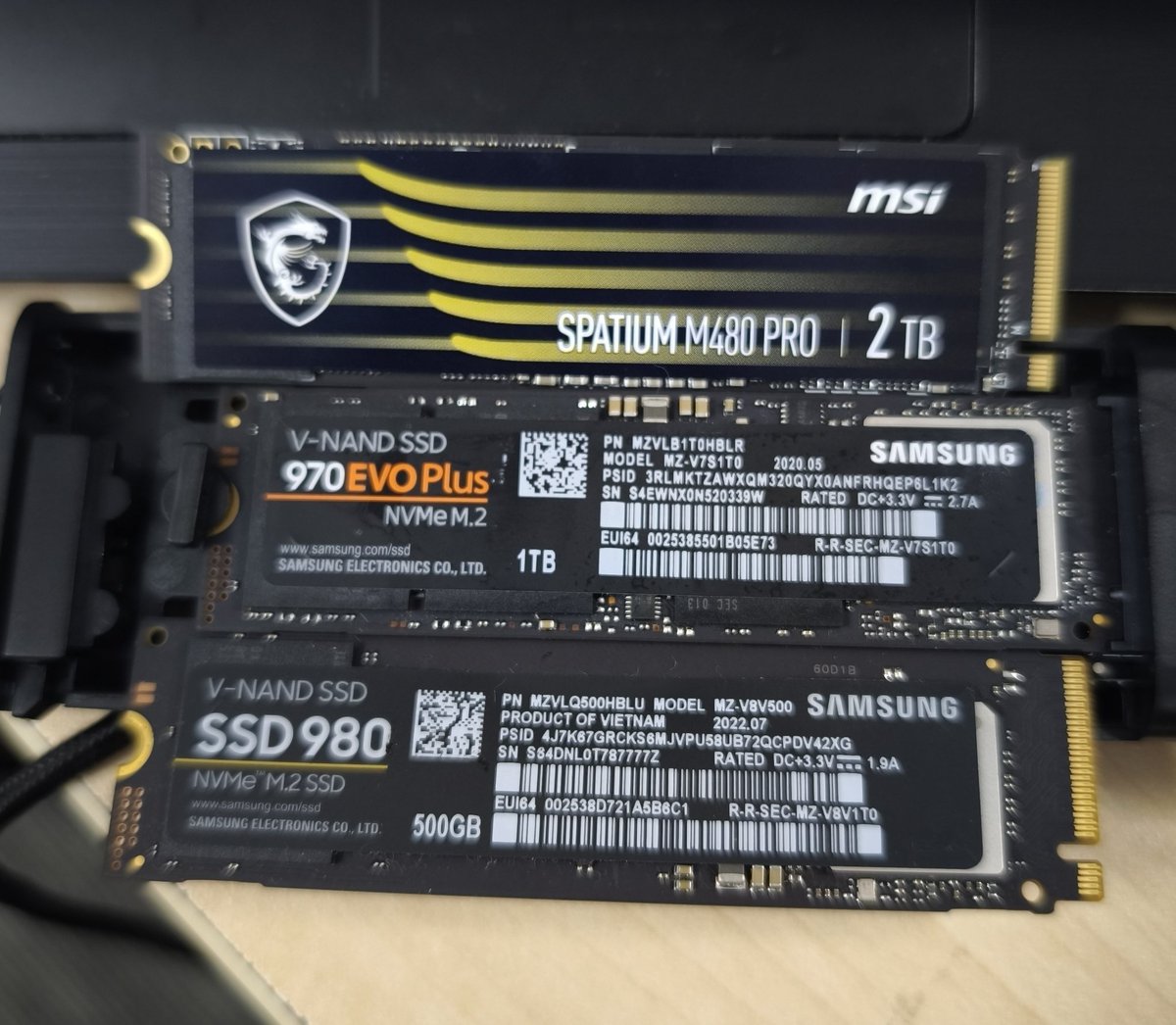 f_z_t_r's tweet image. Nggak juga. Yg atas lebih worth