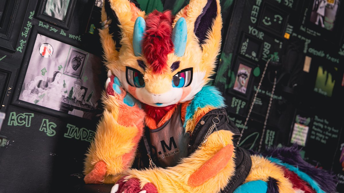 Spectrum__O's tweet image. 화려함 속의 어둠 달콤하지만 물어버릴 듯한 느낌🔥

📸@ss0dan6
#FursuitFriday #fursuit