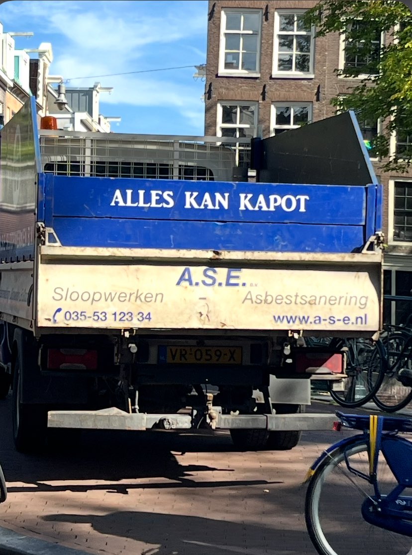 MaxVonKreyfelt's tweet image. Column: Dankjewel, @MinPres Schoof
Max von Kreyfelt 

Wat een verademing is het toch, een man aan het roer die eindelijk laat zien hoe je Nederland toekomstbestendig maakt: door simpelweg geen toekomst meer te hebben. Terwijl de Rotterdamse haven paniekerig roept dat 200.000…