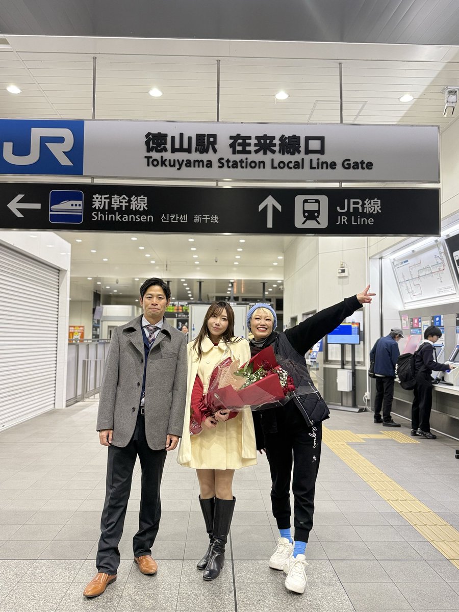 ホームで物語が動き出す✨
続きは動画で！

ＪＲ岩徳線PR動画撮影🚉 
動画は11月下旬に公開🎬
ＪＲ岩徳線 利用促進委員会さんの公式Instagram、フォローして待っててね🚃💛
instagram.com/jr_gantoku_lin…

#岩徳線
#JR西日本 
#PR動画
#ショートムービー
#山口県 
#徳山駅
#電車