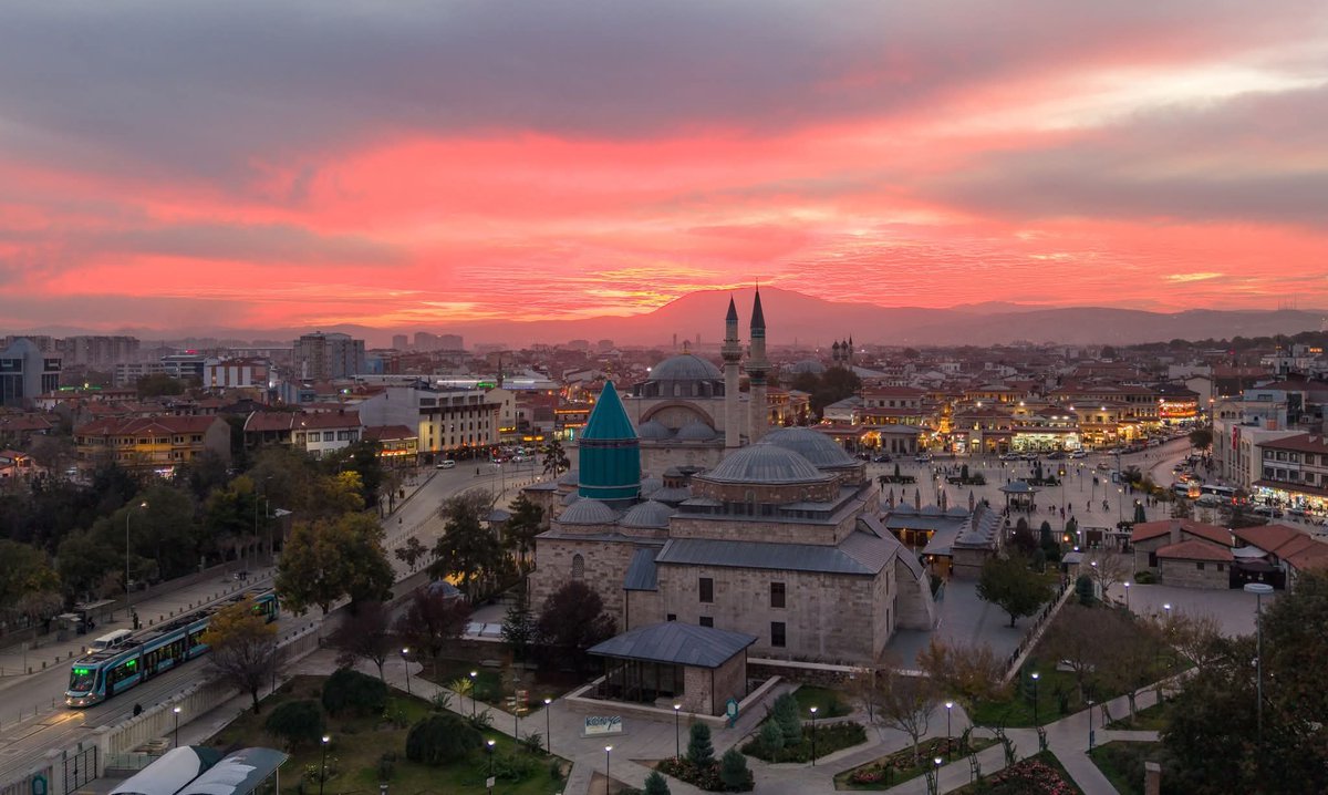 Hak yiyen değil, hakkı savunan ol. Güce boyun eğen değil, doğrulukla dimdik duran ol. Çünkü rızkı veren de, hesabı gören de yalnızca Allah’tır. Adaletten sapmayan, vicdanından ödün vermeyen herkesin mübarek Cumaları bereketli olsun🤲 #HayırlıCumalar