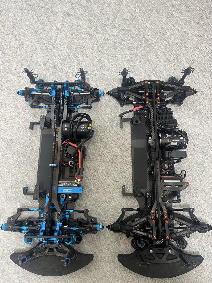 J8IhRczaUPDwf3B's tweet image. TRF420とXRAY X4を並べてみました☺️

以前の走行でふと思いましたが420はTRF仕様でX4はメカの積み替えがありますがRC SuperGT仕様でバッテリーの違いもあるのに同じくらいのスピードがあるのがすごいなと思いました😄