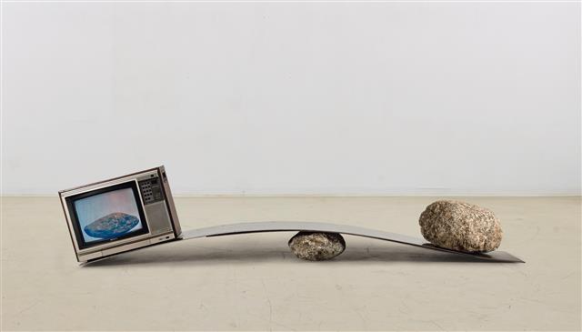 ⭕ El poder de la 📺
#DiaMundialDeLaTelevision

TV Seesaw | 1️⃣9️⃣8️⃣4️⃣ | Park Hyun-ki

#ViernesDeArte #arte #art #iLoveironia