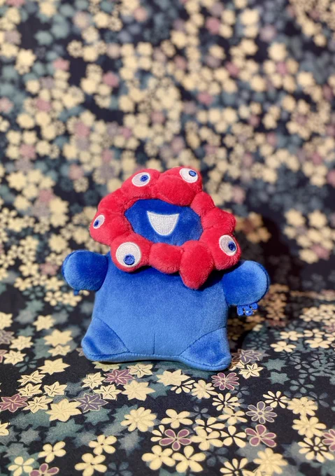 先日、風呂前有さん()からミャクミャクぬいぐるみいただきました!箱を開けた瞬間の嬉しさよ!もっちりタイプでどの角度から見てもかわいいの癒される〜。 うちにいる馬形埴輪さんと並べるとほっこりするんです。