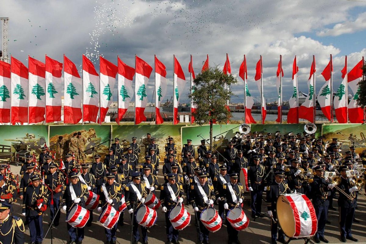 من أكثر المحطات التي تفضح الانفصام اللبناني: عيد الاستقلال.
لا اتفاق على الحاضر
لا انسجام حول المستقبل
ولا ذاكرة موحدة عن الماضي.
لكل مكوّن ارتباطه الخارجي ومشروعه الداخلي المتصادم مع الآخر.
ولكل جماعة استقلالها الخاص وفق تصنيفها لمن هو محتلّ ومن هو حليف.
احتفال مزيّف لواقع مغيّب