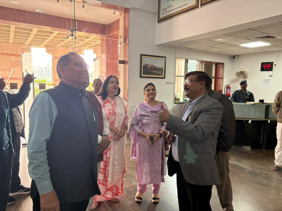 LucknowManagem3's tweet image. Thanks to CSIR-CDRI for an enriching and inspiring visit for Lucknow Management Association Members!

Thanks to Dr. Sanjeev Yadav &amp;amp; Dr. Naseem Ahmed Siddiqui for the insightful tour NMR,AI Lab where advanced AI accelerates research and development. 
@CSIR_CDRI @LMAlucknow
