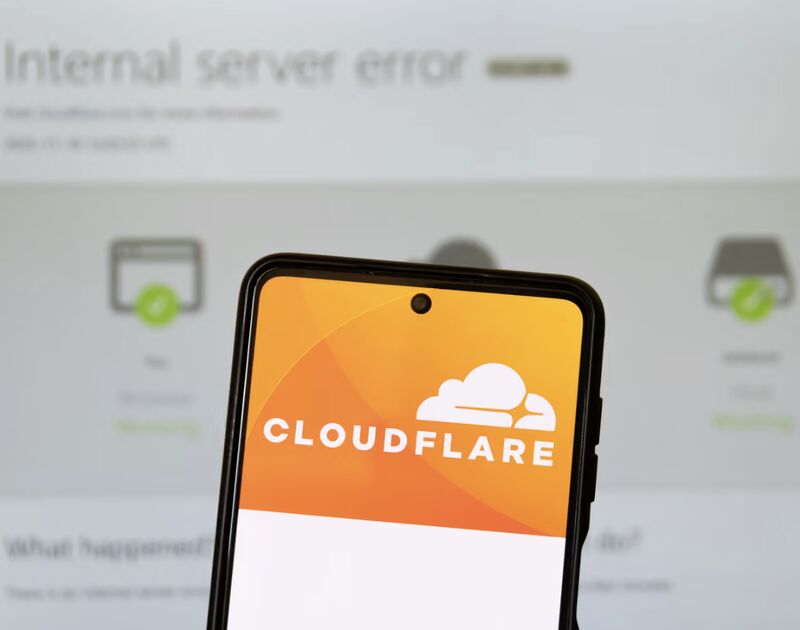 TechWithLucy's tweet image. A few days ago, Cloudflare suddenly went dark...

Here&apos;s what happened: 

Cloudflare’s global network experienced a failure around 11:20 UTC, causing a wave of “500 internal server error” messages.

One of its internal systems started getting unusual traffic, which caused it to…