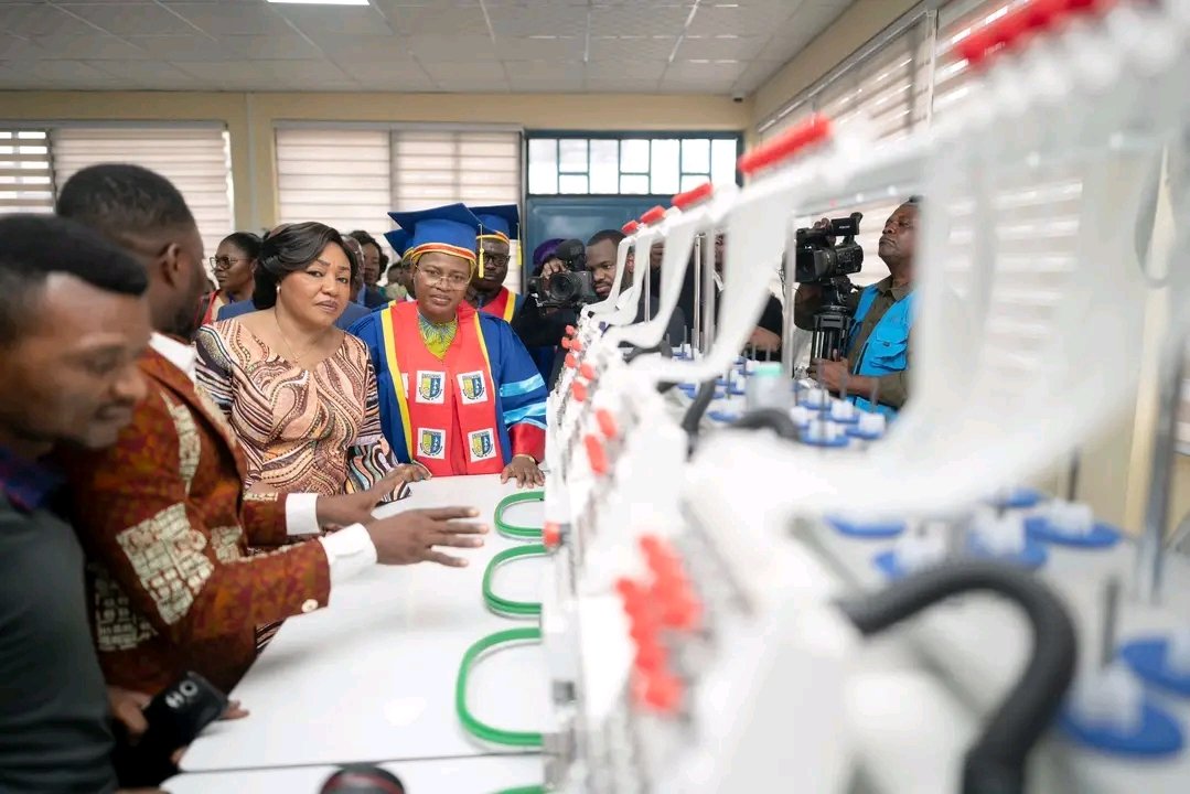🇨🇩🚨 Denise Nyakeru inaugure un atelier de couture à l’ISAM et offre 300 bourses pour soutenir les jeunes talents

La Première Dame <a href="/DeniseNyakeru/">Denise NYAKERU TSHISEKEDI</a> #Tshisekedi a inauguré le nouvel atelier industriel de couture de l’#ISAM, un espace moderne doté d’équipements neufs et désormais