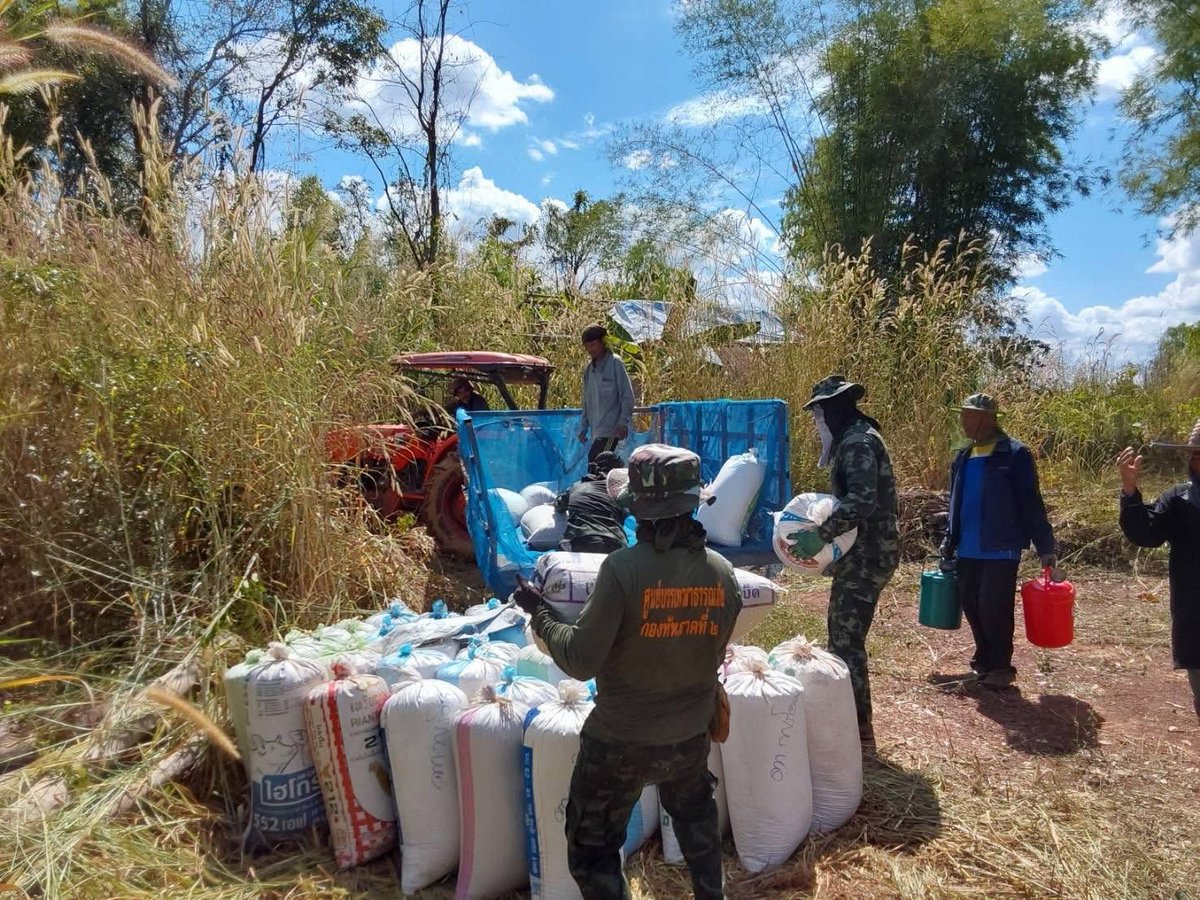 army2pr's tweet image. ชุดปฏิบัติการโครงการบ้านจาร กองพันทหารราบที่ 1 กรมทหารราบที่ 13 จัดกำลังจิตอาสาลงพื้นที่ช่วยชาวนาสีข้าวในเนื้อที่ จำนวน 4 ไร่ เพื่อเป็นการแบ่งเบาภาระค่าใช้จ่ายให้กับพี่น้องชาวเกษตรกร ณ บ้านจาร ตำบลม่วง อำเภอบ้านม่วง จังหวัดสกลนคร
#ช่วยเหลือเกษตรกร