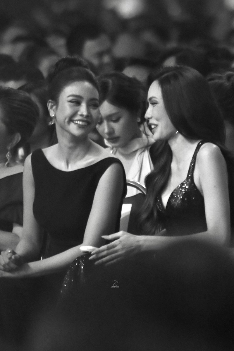 เดินไปไหนก็มีคนคอยจับมือคอยระวังให้ อยากถ่ายสตรก็มีคนเปิดแฟลชให้จะได้สวยๆ จะเดินออกข้างนอกก็มีคนช่วยถือทรศให้ ถ้าน้องมันอุ้มได้อีกนิดพี่แทบจะไม่ต้องเดินแล้ว วาสนาคุณอิงฟ้า วราหะสุดๆ

ENDLESS WARMTH ENGLOT21
#อิงล็อต #EngLot