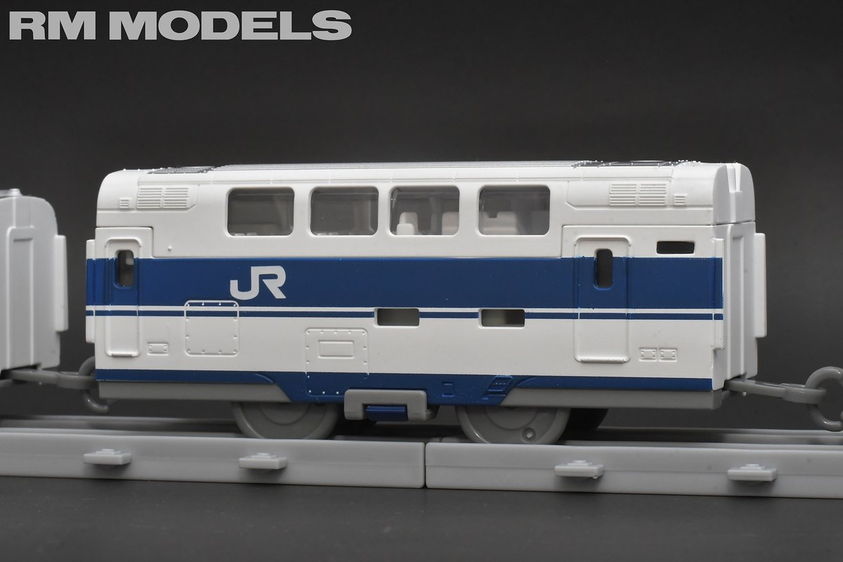 RM_MODELS_neko's tweet image. 明日発売予定の #プラレールリアルクラス 「100系新幹線グランドひかり(ライト付仕様)」。こちらはシリーズ初となる新幹線・ライト付き車両ということで、発表以降注目を集めています。ここでは発売を目前にそのディテールに迫りました。

↓記事・写真はこちら↓
 rail.hobidas.com/feature/529215/