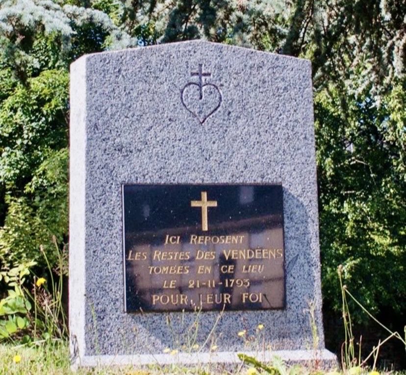 SaintMontjoie's tweet image. 21 novembre 1793, massacre d'Avranches. Les soldats de la république fusillent 800 prisonniers catholiques vendéens. Beaucoup de ces malheureux sont blessés ou malades.
Les fusillades durent plusieurs heures jusqu'à extermination complète.