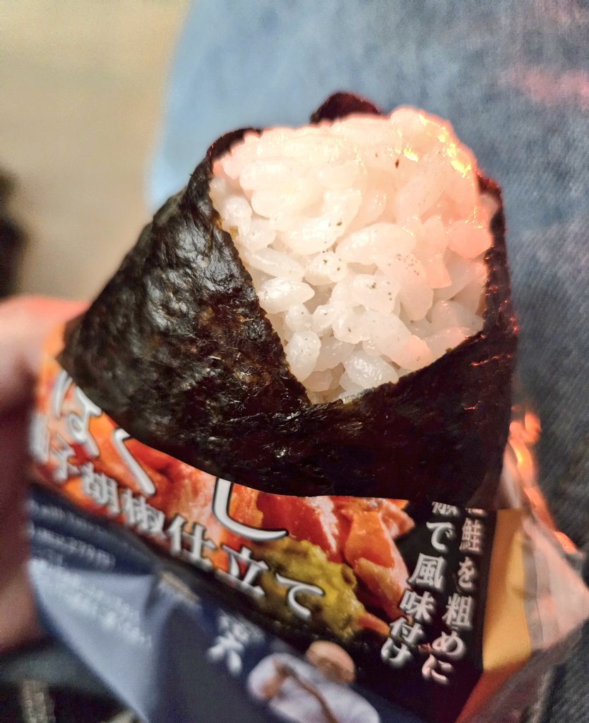 one_preshow's tweet image. ローソンの50%増量キャンペーンのからあげクン購入
レッドが好きで混じってるみたいだけどチーズ味つよかったなぁ
あと同じキャンペーンのツナマヨおにぎりは14時入荷らしくて断念
かわりに鮭のちょい高級おにぎり
ゆず胡椒風味がきいてて美味しかったけど鮭が三角の角に片寄ってて半分くらい白ご飯😅