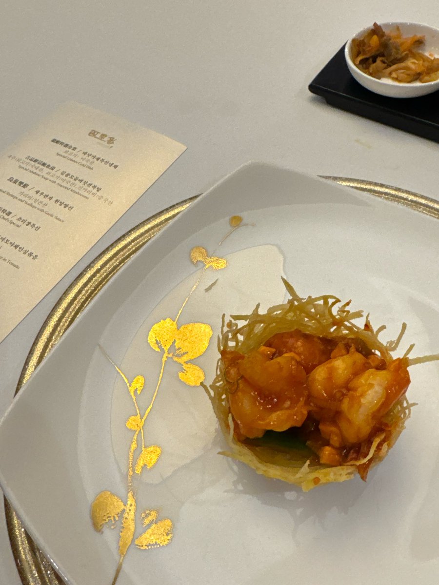 SweetFigTree's tweet image. 63빌딩 57층 백리향에서 밥먹음