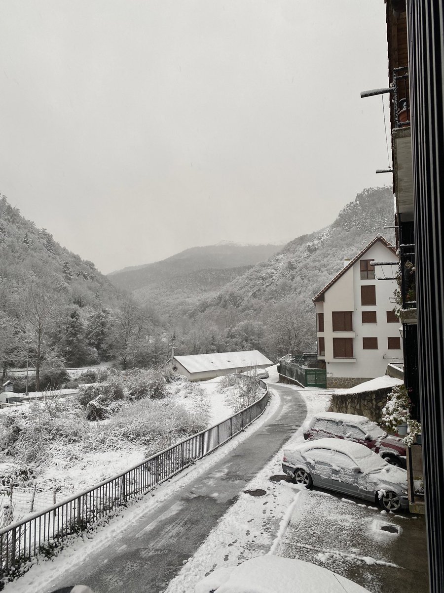 Amanece en #Isaba #ValleDeRoncal #PirineoNavarro que sigue sin luz.