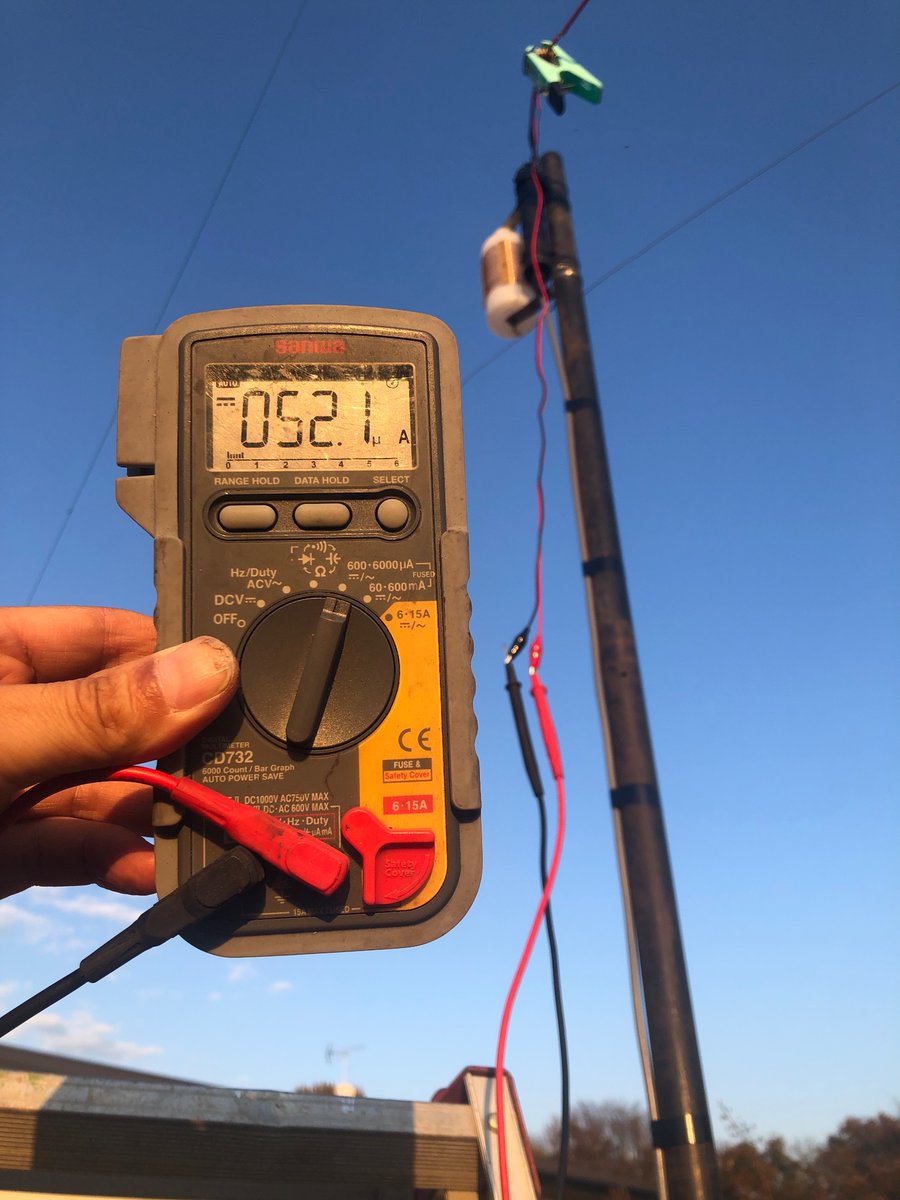 halfday_off's tweet image. ラジエターのRF電流が最大になるよう試行錯誤。ラジアルの両端を1m→1.5m、長さをやや短縮して1本12m。現在、CMFのコールド側に約30μHのコイル介して1本約12mのラジアルを2本が繋がってる状態。39mのラジアルに比べでエレメントのRF電流計の数値が約20%アップ。

現場からは以上です🙋‍♂️