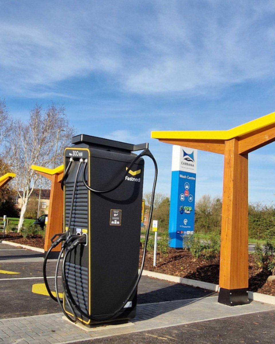 zap_map's tweet image. Just off the M4 in Wootten Basset you&apos;ll find a @Fastned ultra-rapid hub, perfect for commuters headed to Swindon/drivers en-route to the South West.
Easily find &amp;amp; pay for your charging with the Zapmap app, or grab a charging card to pay with just a tap: bit.ly/4pajrWt