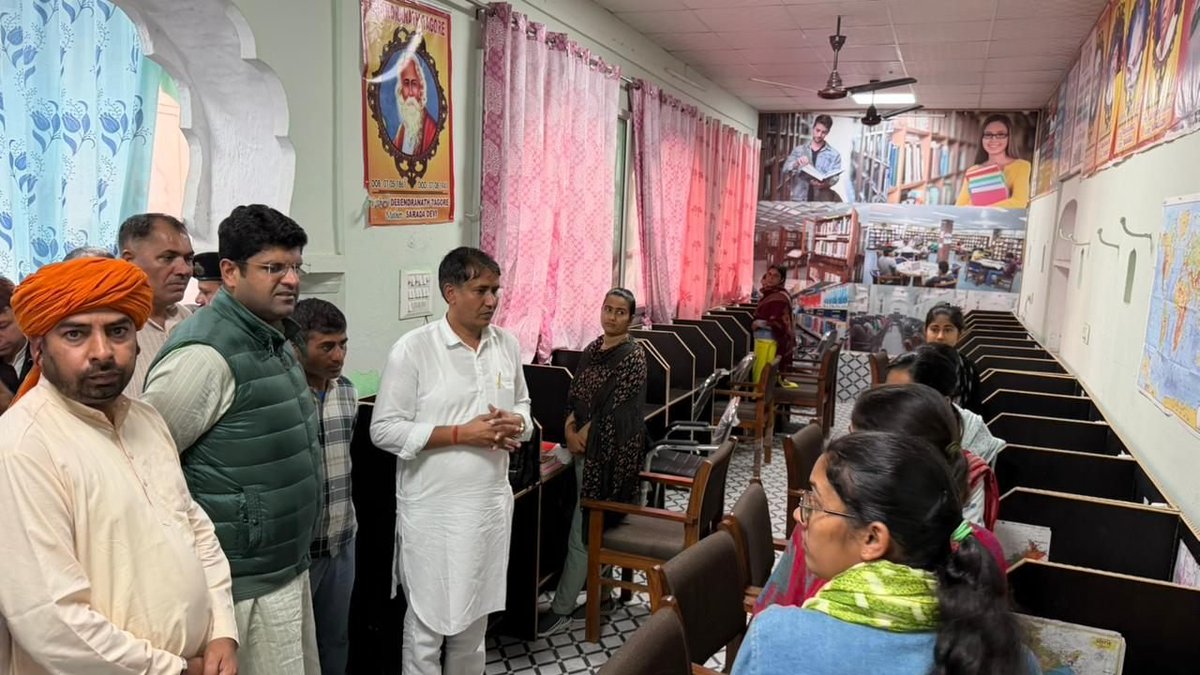 Dchautala's tweet photo. नरवाना के सच्चा खेड़ा और लौन गाँवों में जाकर सम्मानित ग्राम वासियों को स्थापना दिवस रैली के लिए निमंत्रण दिया। बुजुर्गों और माताओं-बहनों का आशीर्वाद लिया। बड़ी ख़ुशी हुई देख कर कि हमने जो इन गाँवों में लाइब्रेरी बनवाई थी उसमें युवा साथी पढ़ रहे हैं, तैयारियां कर रहे हैं। गावों को समृद्ध और युवाओं को शिक्षित करने के हमारे प्रयास पहले भी रहे हैं और आगे भी रहेंगे।