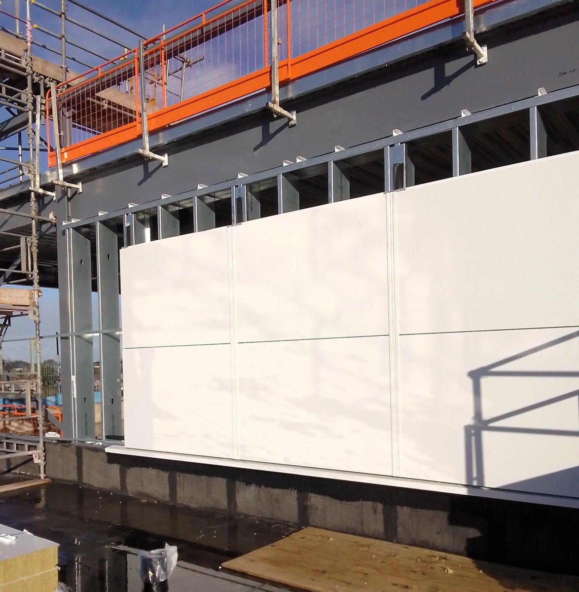 LongworthFacade's tweet image. Progress shots of our roof and facade installation at Royal Shrewsbury Hospital, where we are working for our key client VINCI Building UK

#shrewsbury #roofing #cladding #constructionuk #rainscreen