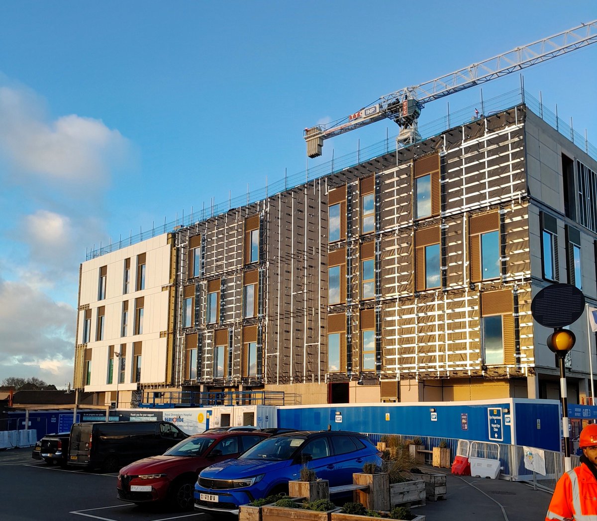 LongworthFacade's tweet image. Progress shots of our roof and facade installation at Royal Shrewsbury Hospital, where we are working for our key client VINCI Building UK

#shrewsbury #roofing #cladding #constructionuk #rainscreen