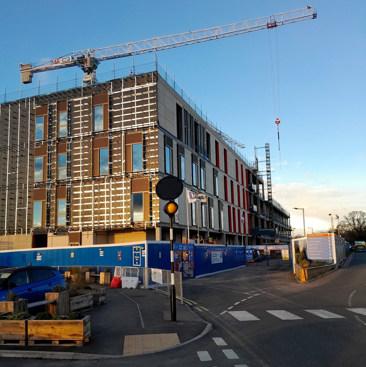 LongworthFacade's tweet image. Progress shots of our roof and facade installation at Royal Shrewsbury Hospital, where we are working for our key client VINCI Building UK

#shrewsbury #roofing #cladding #constructionuk #rainscreen