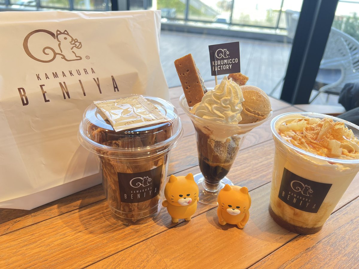 Marie_clarice_'s tweet image. 久しぶりに横浜へ…🐥

念願の！ひよこちゃんぬいスト買えた〜🐥
観劇のお供❄️

KURUMICCO FACTORY THE CAFEも🐿️
クルミッ子のミミ部分が販売されていてサクッと美味しく、パフェのアイスも美味しかった❤️‍🔥
期間限定の洋梨とカスタード風ミルクラテも甘くて…お腹空いてたので美味しかった…🍐💚