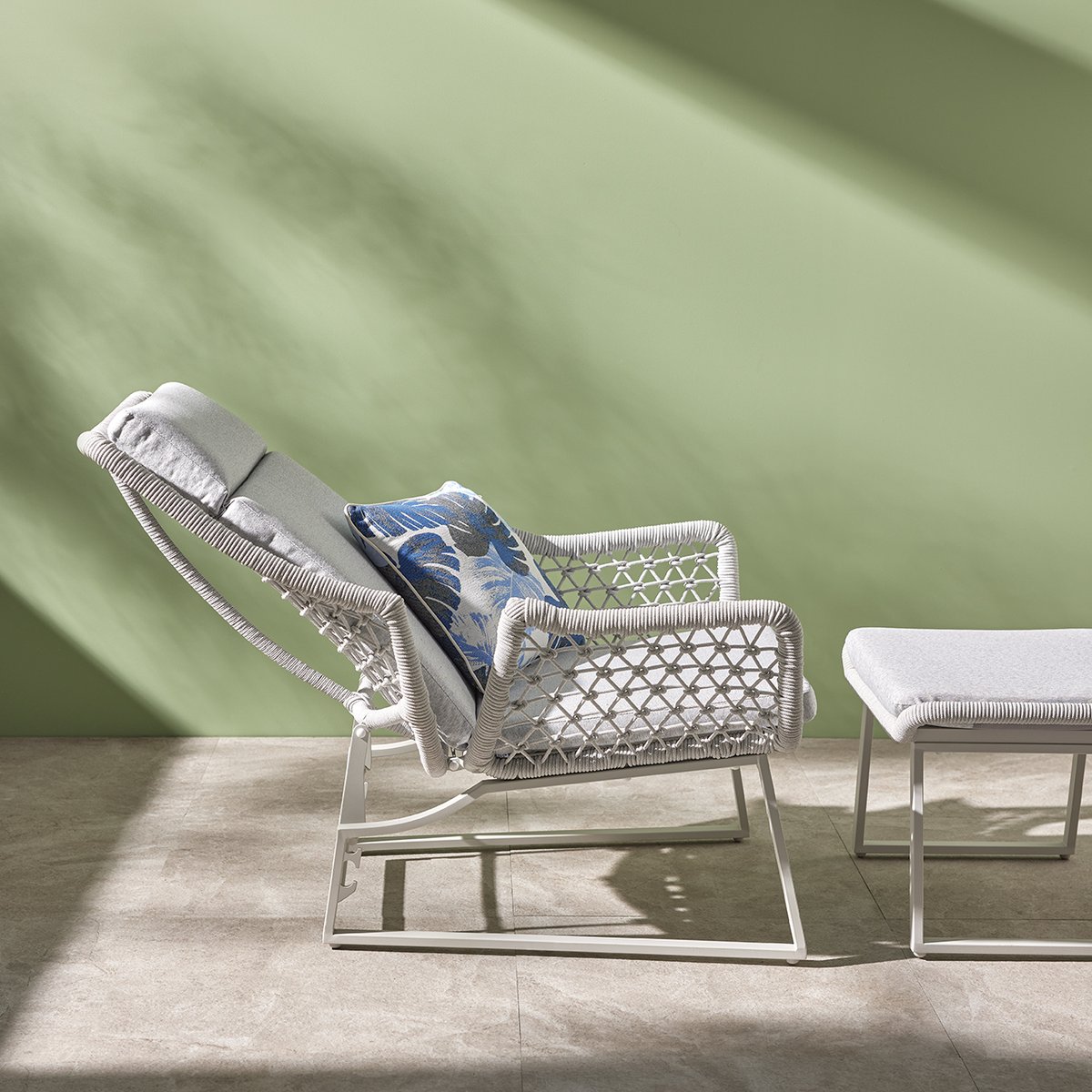 CoutureJardin's tweet image. Settle in, lean back, and adjust your comfort.
The DREAM recliner armchair features two backrest positions — perfect for sun lounging or slow reading.

Images by @rmkbsyd 
#CoutureJardin #DREAMCollection #AdjustableComfort  #OutdoorLiving #OutdoorFurniture