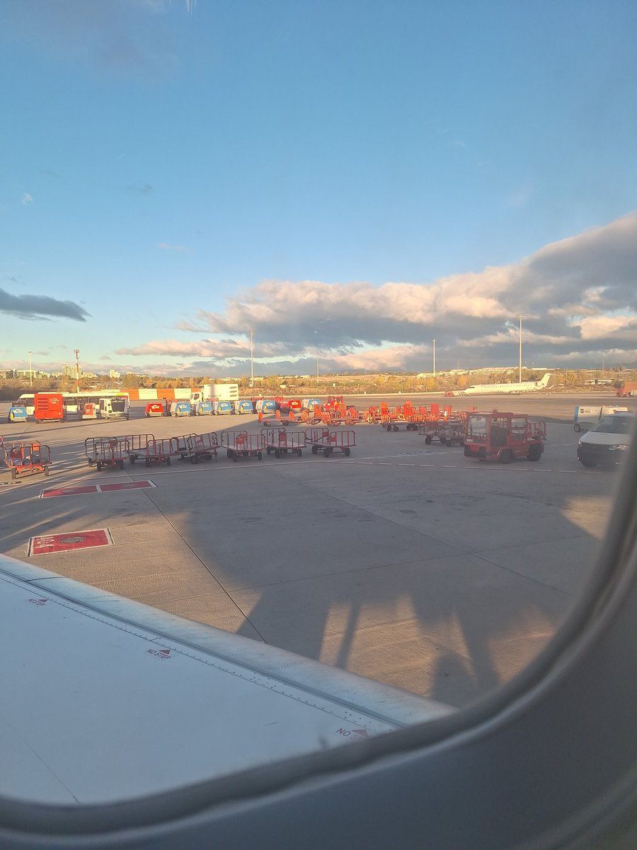 JuanVoltLaRioja's tweet photo. Ayer interesante #whitemirror imaginando futuros mas deseables, gracias @jlvallejo @PilarJerico @edans @adsuara @sngular @juantomas y tanta gente que suma.
Hoy a #voltGA de @VoltEuropa en Frankfurt porque una Europa mejor y mas únida es una pieza fundamental ⚡️💜 @VoltEspana https://t.co/IKr5ANN9B8