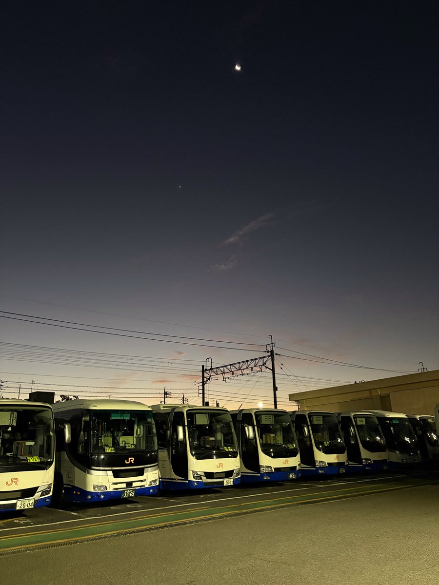 JRtokai_bus's tweet image. バス香です。

今週もあっと言う間に終わりました。

来週以降も色んな準備が目白押しで、「あっ」とさえ言えないかもしれません 笑(&amp;gt;_&amp;lt;)

まずは11/29(土)の名鉄バス様主催イベントを頑張るぞ (^o^)丿ｵｰｯ

#JR東海バス #名鉄バス #イベント #いい肉の日 #名鉄バスセンター #さよならイベント