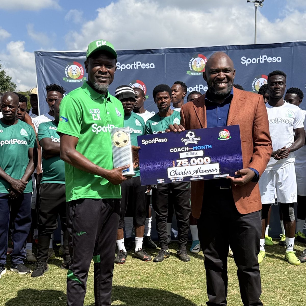 EricNjiiru's tweet image. 🚨🟢Gor Mahia coach Charles Akonnor is the Sportpesa League coach of the month by @SportPesa.

He takes home 75k and a personalized trophy
