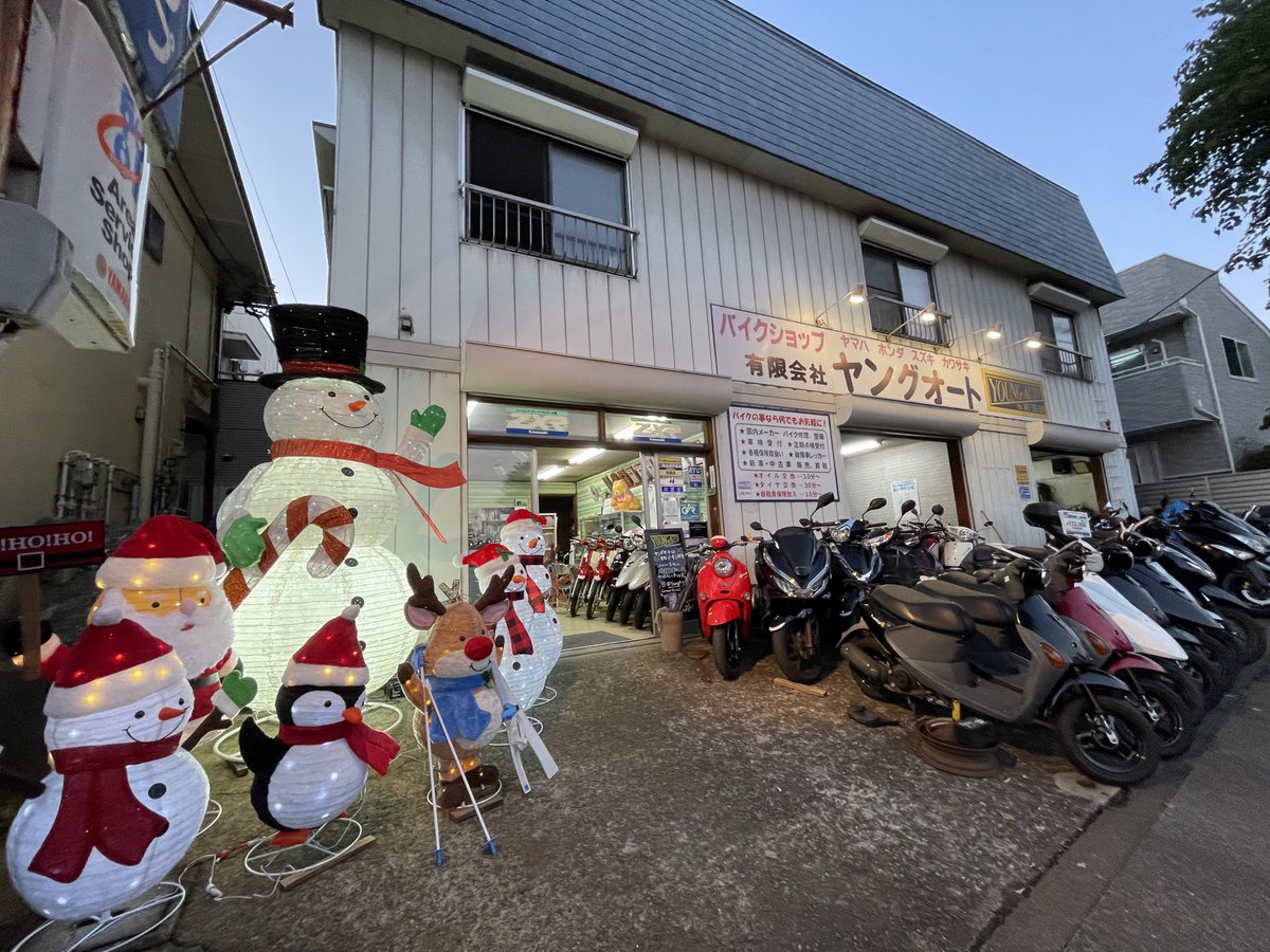 masacookie's tweet photo. ヤングオートにsnowmanファミリーと愉快な仲間達が帰って参りました！！☃️🦌🐧🧑‍🎄

と言う事で今年も多摩センターのイルミネーションに合わせて多摩市のもう一つの映えスポットに気軽に写真撮影に来て下さいね📷
(店舗営業時間中は展示しております)

#東京都
#多摩市
#ヤングオート https://t.co/lJGLw0Pyks