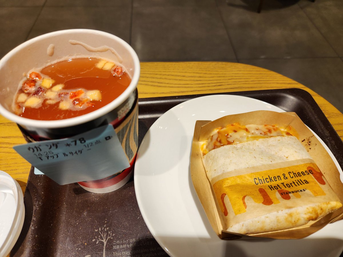 スタバで今日からモバイルオーダー先行販売のホットアップルサイダー。
甘くてシナモンが利いててフルーツの小さなダイスが入ってて美味しかった♡♡