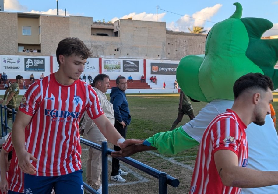 5- Álvaro Gómez (Club Olímpico de Totana) Sorpresa grata este sub 23 de potencial alto, que no deja de crecer a pasos agigantados. Contundente en ambas áreas, agresivo, rápido en campo abierto y de demás apelativos que requiere esta posición
