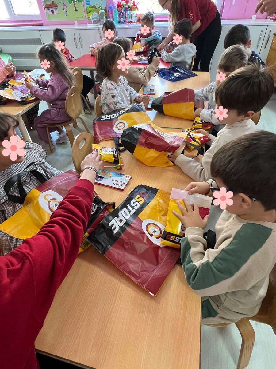 Sinop’un Türkeli ilçesinde bulunan Atatürk İlkokulu Anasınıfı’ndaki minik öğrenciler, geçtiğimiz günlerde kendi istekleriyle düzenledikleri “Forma Günü” etkinliğine katıldılar. Bu etkinlikte, minik kardeşlerimiz tuttukları takımların formalarını giyerek okula geldiler.

Bu coşku