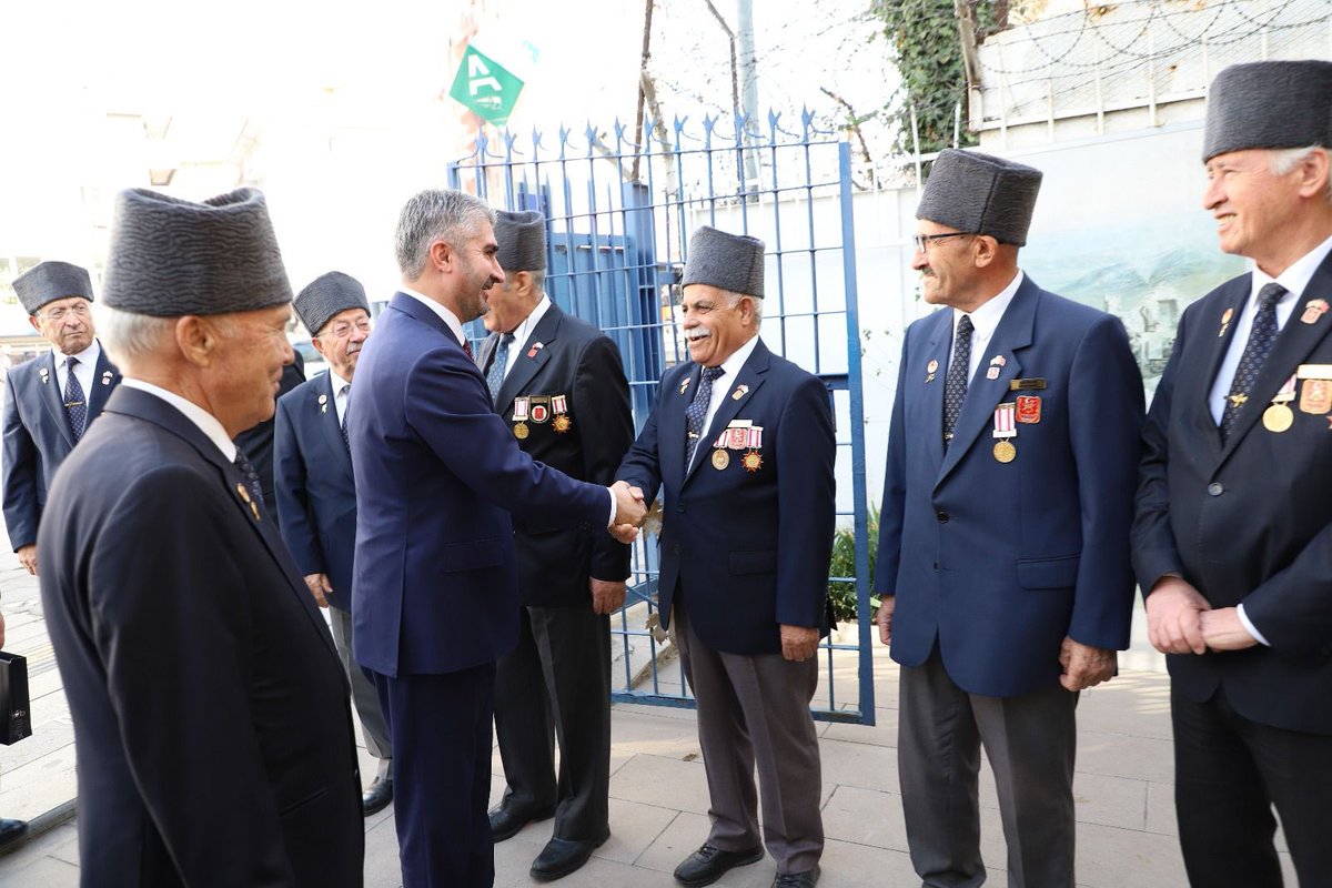 Türkiye Muharip Gaziler Derneğini ziyaret ederek şanlı bayrağımızın ebediyen dalgalanmasını sağlayan kahramanlarımız ile bir araya gelerek anılarını yad ettik.

Dernek başkanı Sayın Beyazıt Yumuk başta olmak üzere, milletimizin bağımsızlığı, huzuru ve güvenliği uğruna canı