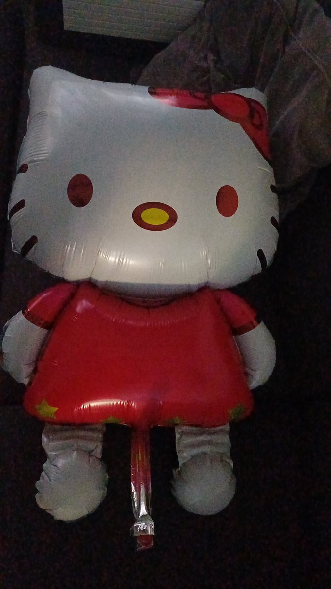 Vandaag dochterlief 23 jaar!🥳🥳

 Ik kocht een Hello Kitty ballon via ome Ali.. en kwam erachter dat t een ladyboy is..😳🤣😅 met wat geknutsel heb ik er weer een meisje van gemaakt. Haha!
