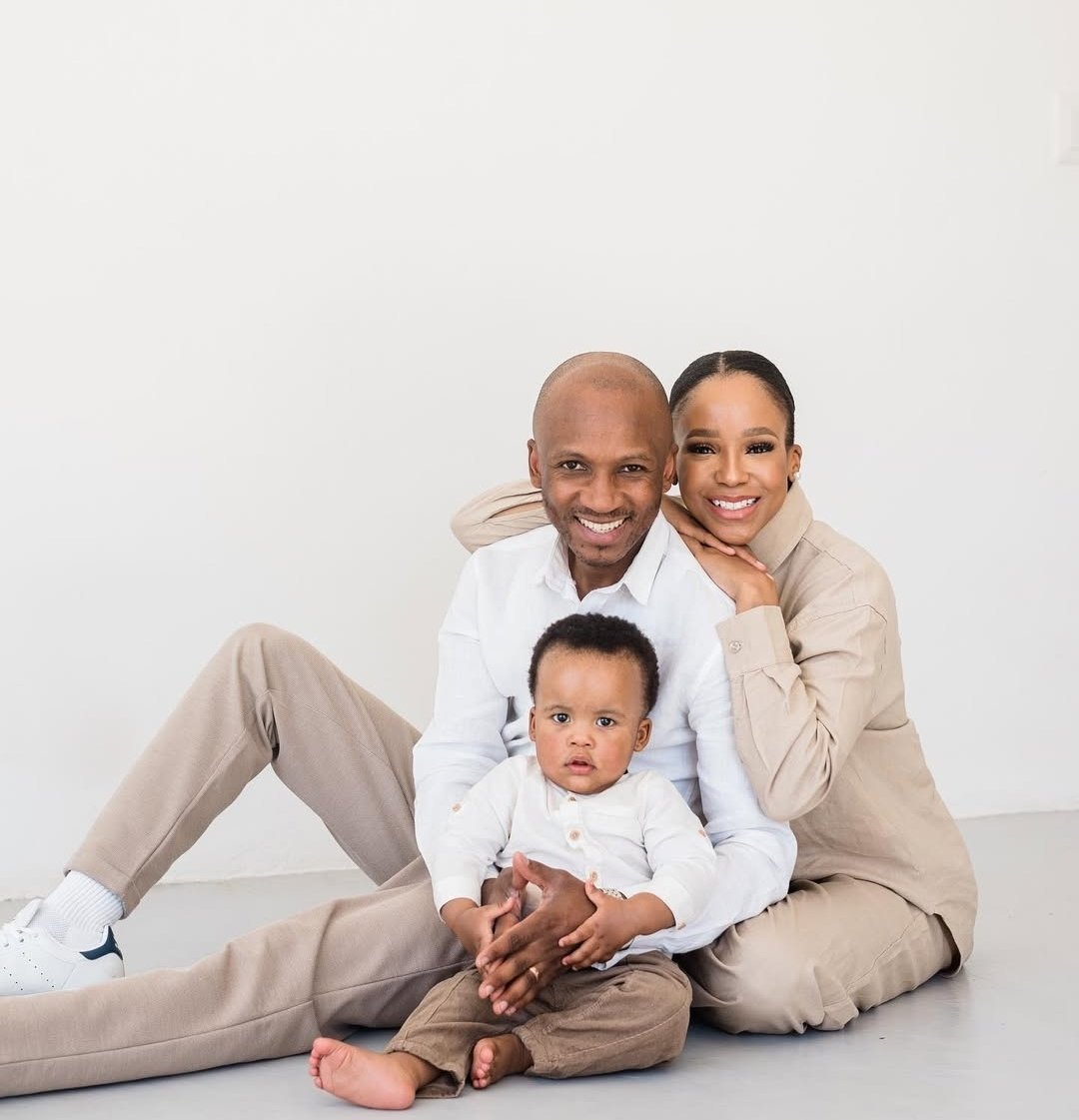 Musa_Khawula's tweet image. Psyfo Ngwenya and his wife Aamirah celebrate their 5th wedding anniversary meanwhile Hulisani Ravele wishes to kick their lil baby on his face.