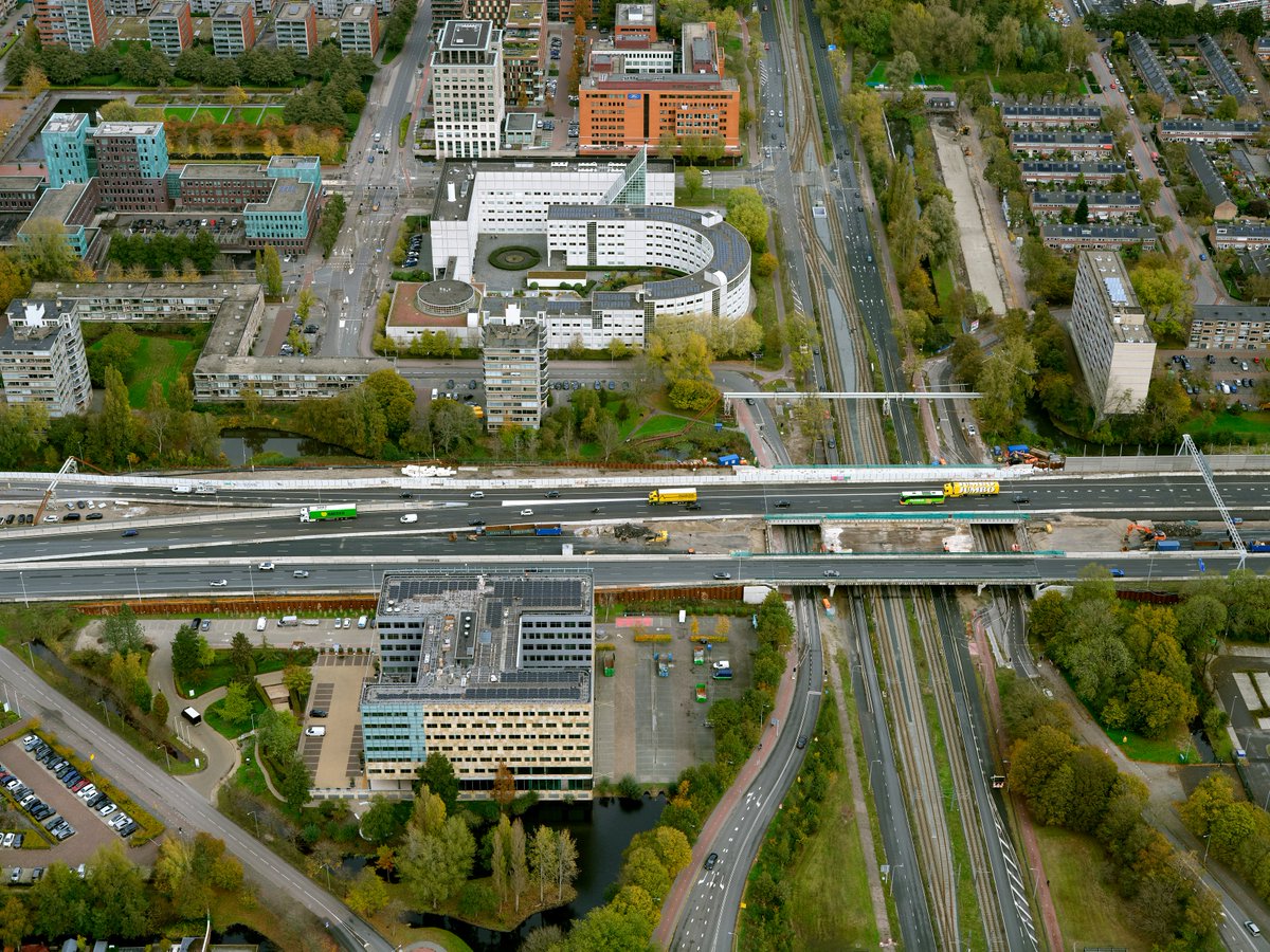 🚧 Van maandag 25 november 07.00 uur tot vrijdag 28 november 19.00 uur zijn de Beneluxbaan en Keerpuntweg (van noord naar zuid) dicht. Verkeer wordt omgeleid via de Ouverture en Burgemeester Boersweg 🚗.
