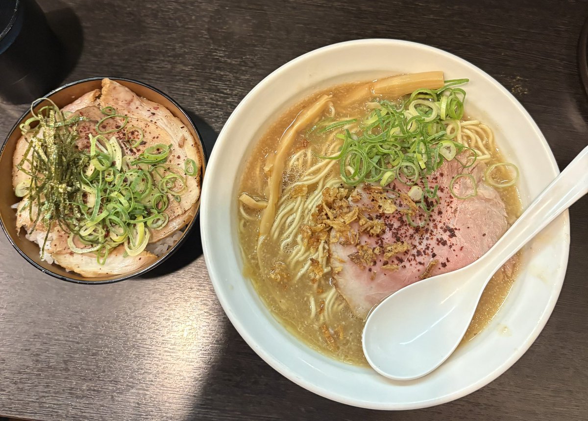 【11月21日活動報告】
『ポピュリズムとは何か』読書会を開催！
今日は第1章をじっくり読み込み、内容整理しながら理解を深めました。
意見交換も盛り上がり、基礎的なポイントをしっかり確認できました。

読書会のあとは部員で食事会へ。親睦も深まって良い時間に‼️