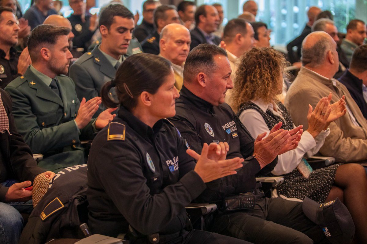 Avui hem celebrat l’acte de reconeixement als que han fet possible una lluita més eficaç contra l’intrusisme en el transport.

370 actuacions de la Guardias Civil, 171 del Servei de Transport, 42 operatius conjunts i un 95% menys de pirates a l’aeroport.

conselldeivissa.es/es/actualidad/…