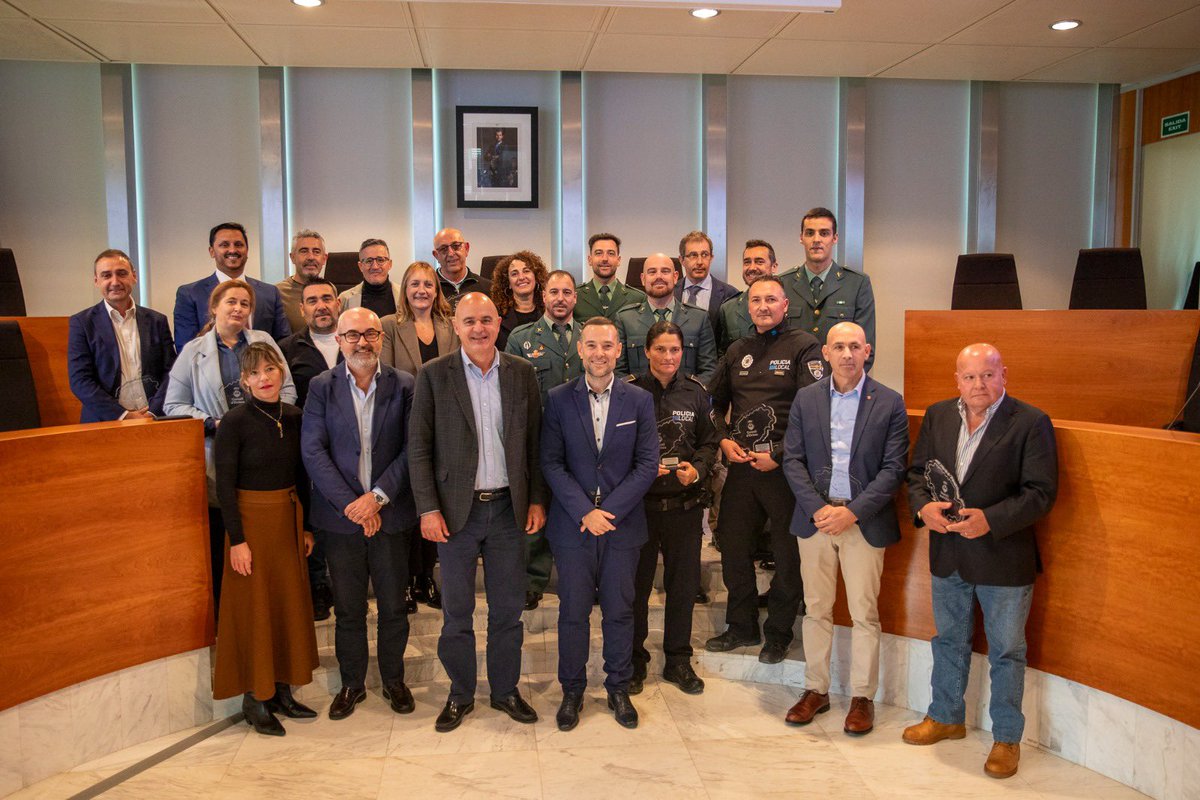 Consell_Eivissa's tweet photo. Avui hem celebrat l’acte de reconeixement als que han fet possible una lluita més eficaç contra l’intrusisme en el transport.

370 actuacions de la Guardias Civil, 171 del Servei de Transport, 42 operatius conjunts i un 95% menys de pirates a l’aeroport.

https://t.co/BSNXaHmEo6 https://t.co/PavG0M3RdK